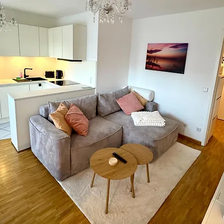 Weidenkoerbchen Am Wasser In Havel