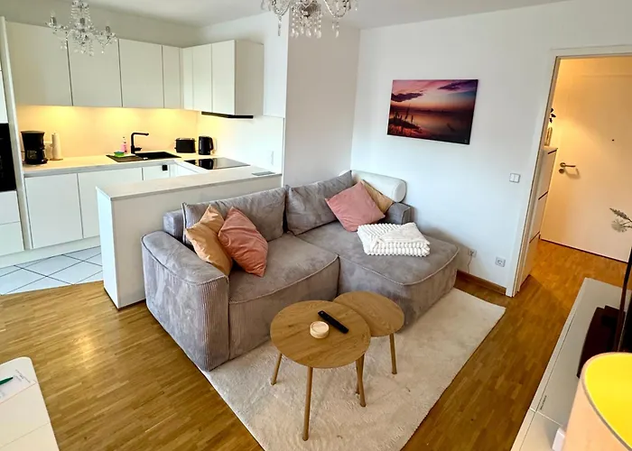 Weidenkoerbchen Am Wasser In Havel