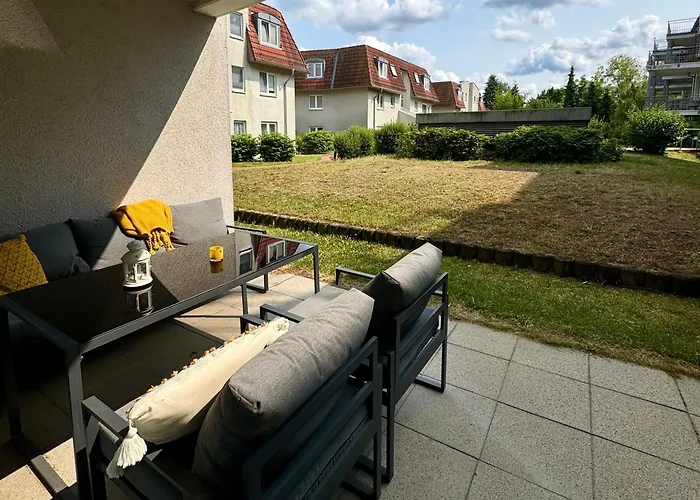 Weidenkoerbchen Am Wasser In Havel